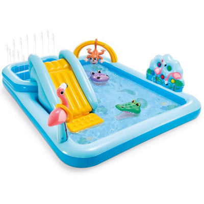 Jungle Adventure zwembad speelcentrum met glijbaan en watersproeiers in een kleurrijk design.