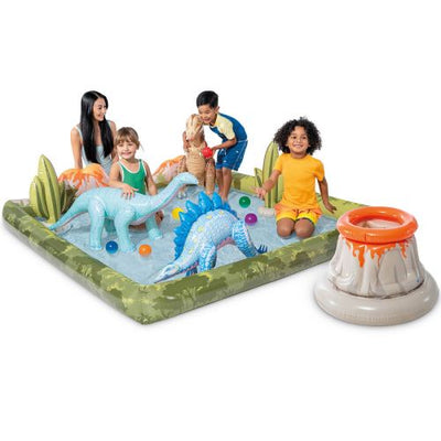 Kinderen spelen met opblaasbare dinosaurussen in het Jurassic Adventure zwembad.