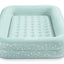  Intex Kinder Kampeerluchtbed met verhoogde randen voor extra veiligheid en comfort.