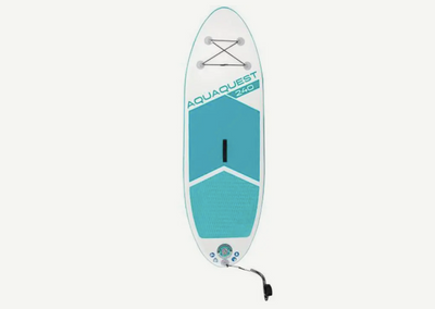 Kind peddelt op het AquaQuest 240 Youth SUP board, perfect voor jonge beginnende suppers.