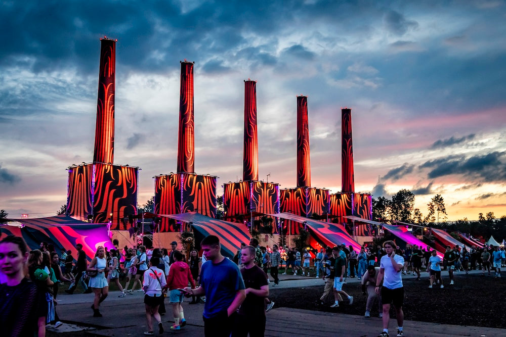 Lowlands festival camping met tenten, slaapzakken, luchtbedden en opblaasbare stoelen – alles voor een comfortabele festivalervaring, verkrijgbaar bij Zamzo.