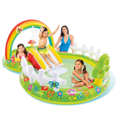 My Garden speelzwembad met glijbaan, regenboog sproeiers en kleurrijke accessoires.