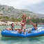 Sevylor Caravelle K85 opblaasboot drijvend op het water, geschikt voor drie personen.