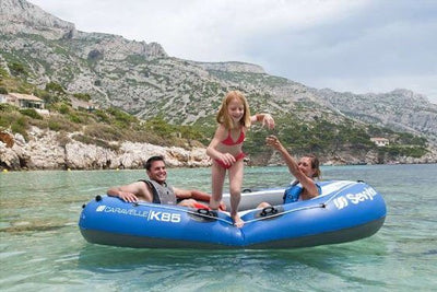 Sevylor Caravelle K85 opblaasboot drijvend op het water, geschikt voor drie personen.