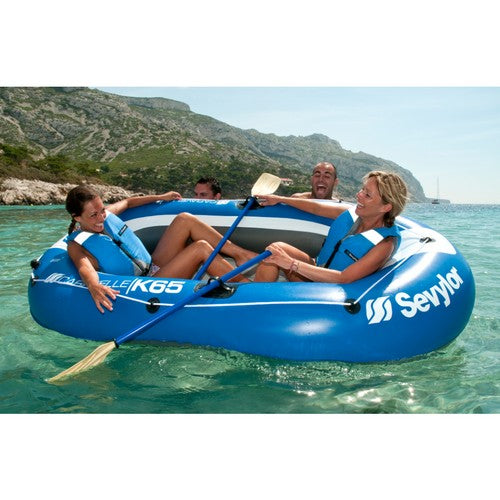  Tweepersoons Sevylor Caravelle KK65 opblaasboot drijvend op het water.
