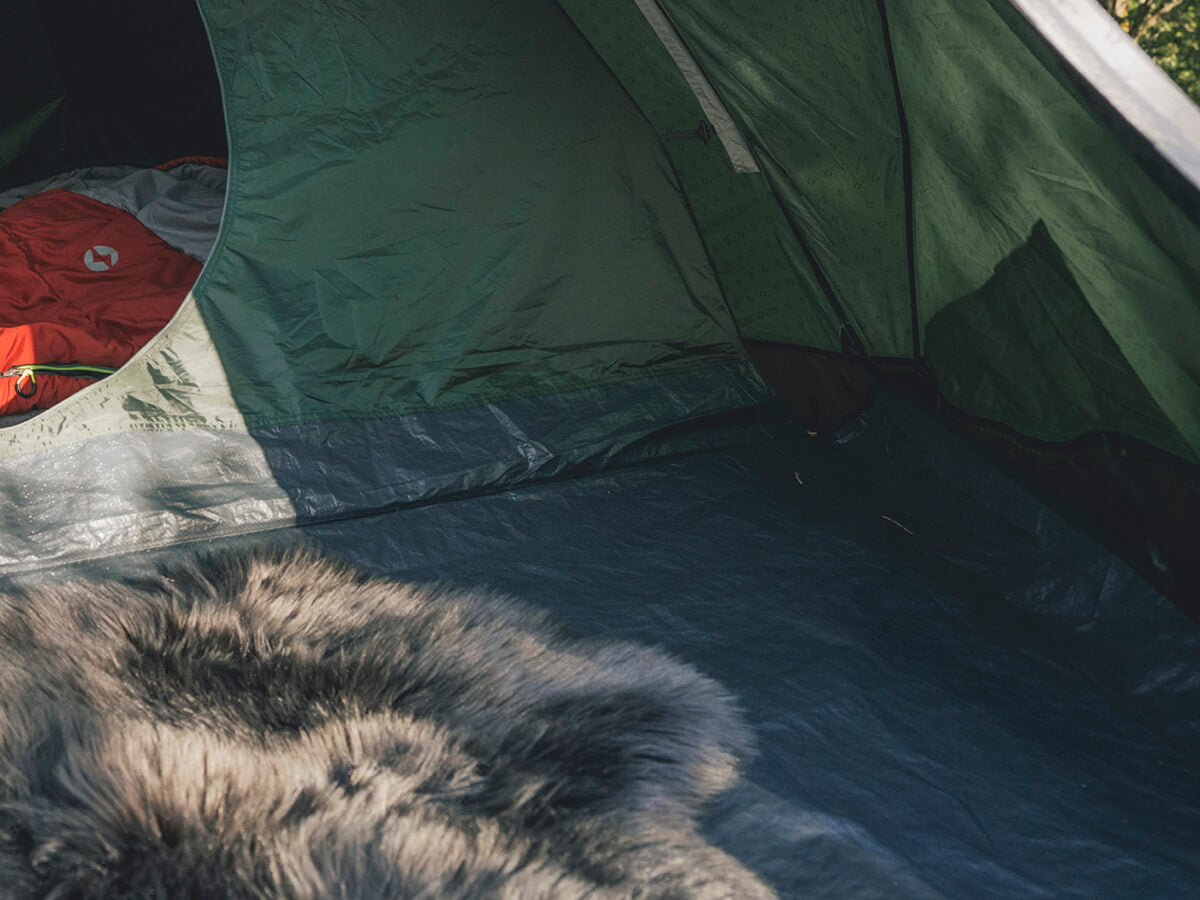 Achterkant van de Outwell Cloud 5 Tent met ventilatieopeningen voor optimale luchtcirculatie.