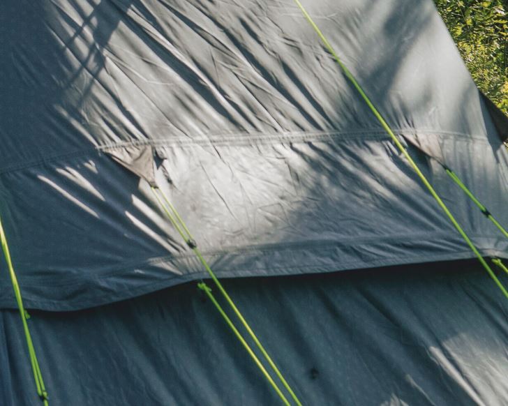 CDetailfoto van de zijkant van de Outwell Cloud 5 Tent, toont ventilatiepaneel voor optimale luchtcirculatie.
