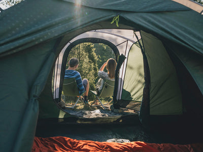 Outwell Cloud 5 Tent met open ingang, laat de ruime slaapcabine en voortent zien.