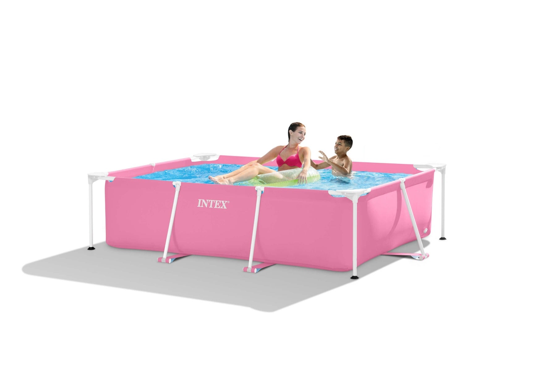  Meisje geniet en relaxt in het roze opzetzwembad in de tuin
