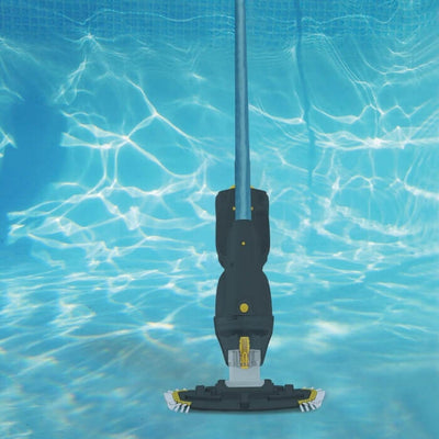 Close-up van de Comfortpool G5 draadloze zwembadstofzuiger met ergonomisch ontwerp